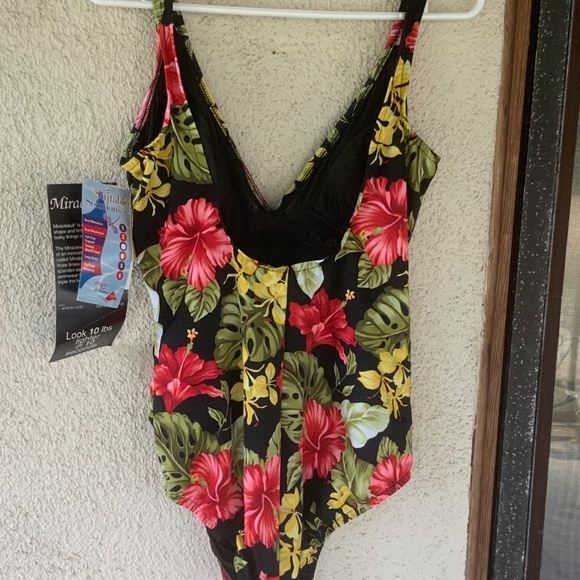 MIRACLESUIT SWIMSUIT - Picture 2 of 6